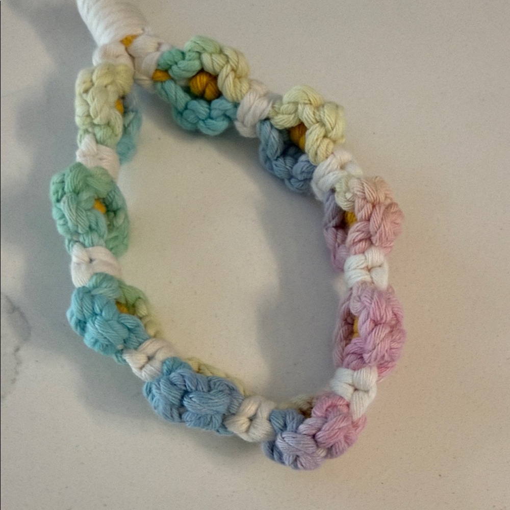 Daisy Macrame Wristlet Keychain - Picture 7 of 8